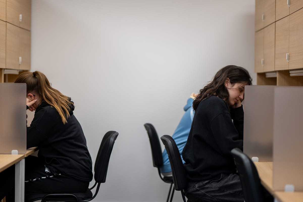 Des étudiantes de Cours Agora Nîmes révisent à leurs places individuelles respectives